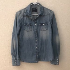 American Eagle Outfitters Denim shirt. 🦅
